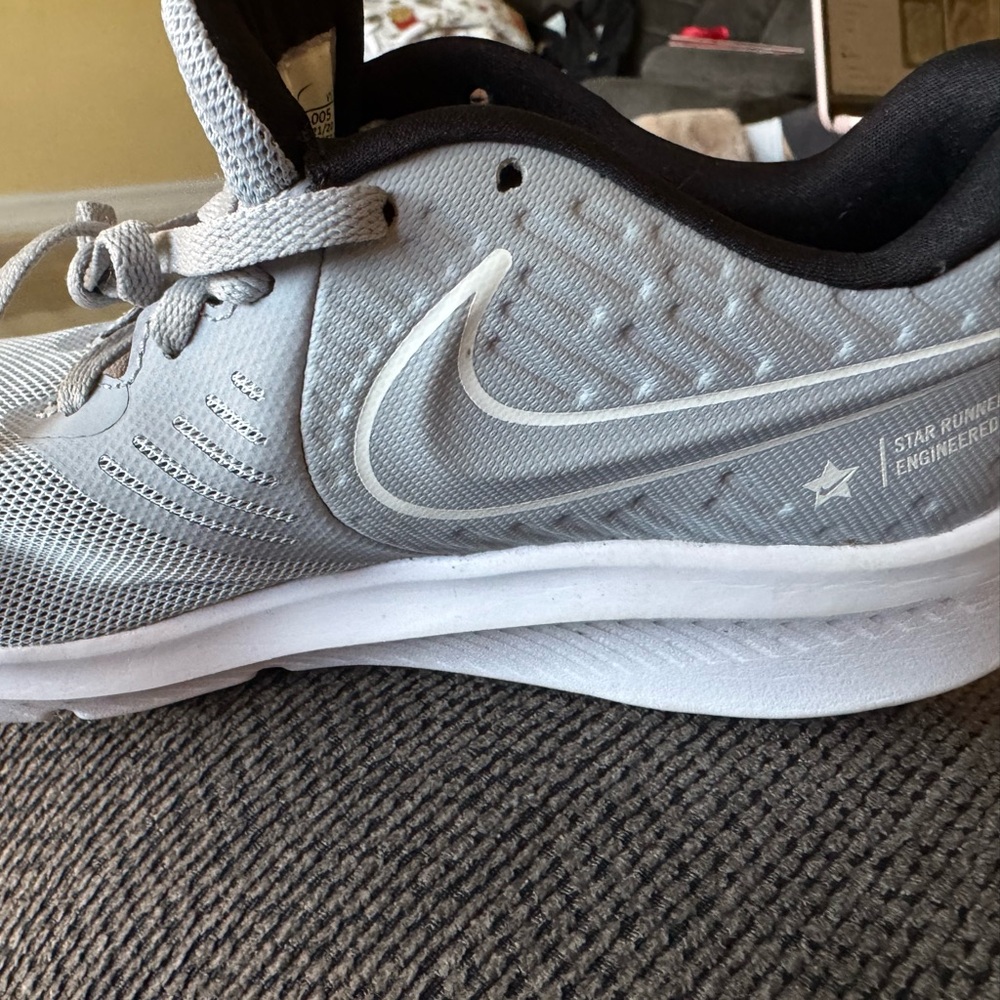 Nike Kids Star Runner 2.0 Light Gray and White Athletic Sneakers Size 3.5Y